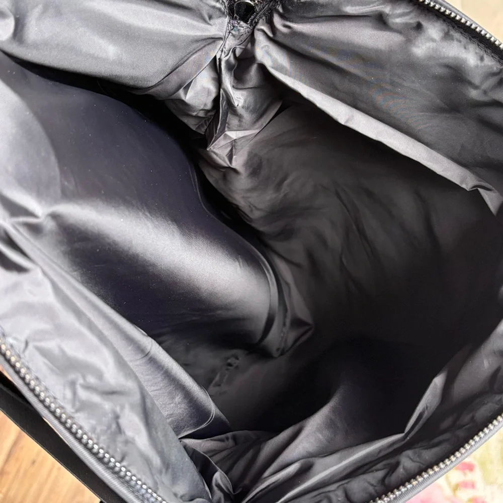 Fabletics Grip 5 Pocket Tote Bag Zip Shoulder Strap Fold Over Snap Closure Black